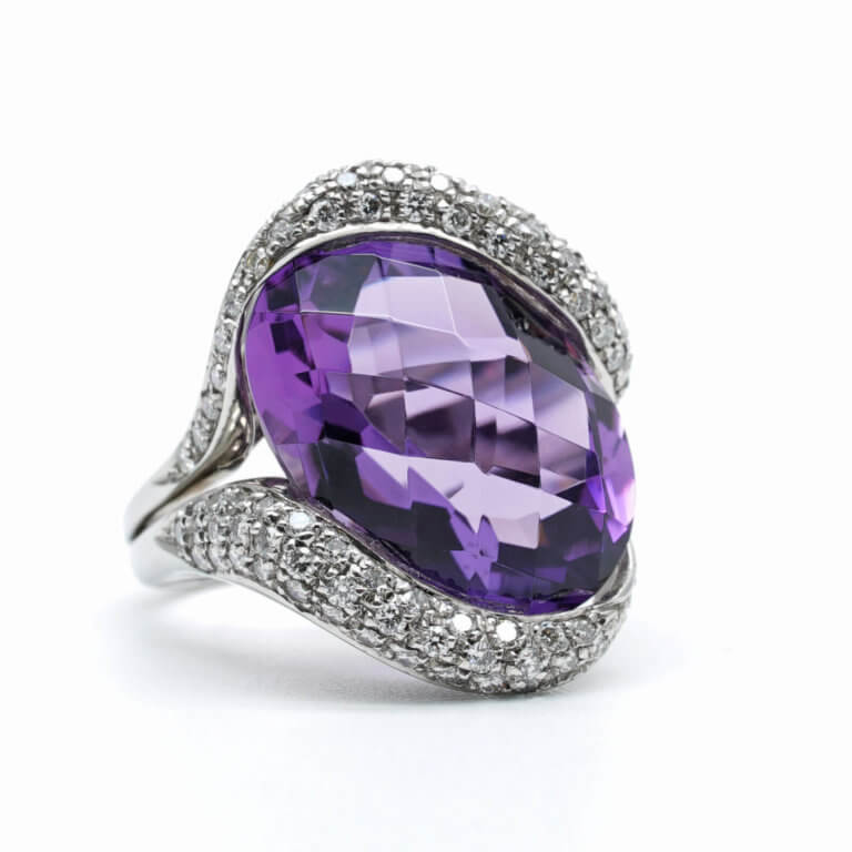 Ring set with diamonds and amethyst