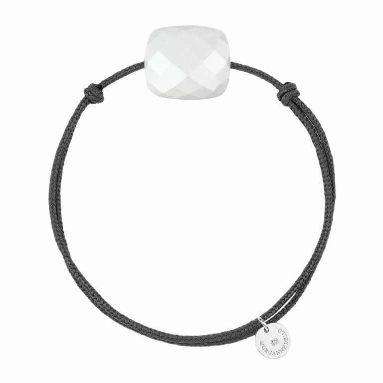 Morganne Bello - Friandise Oversize bracelet cordon gris foncé et coussin avec une agate blanche