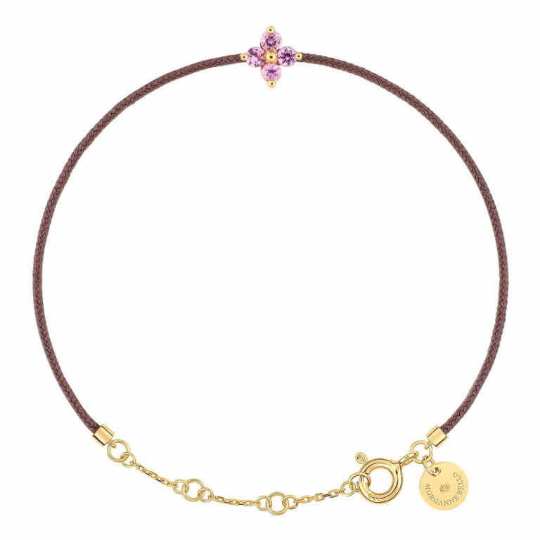 Morganne Bello - Ophélia, bracelet cordon taupe motif en or jaune serti de 4 saphirs rose et fermoir en or jaune