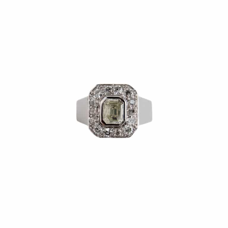 Bijoux Vintage - Bague Vintage en or blanc, motif héxagonal serti au centre de 1 diamant taille émeraude entouré de 14 diamants