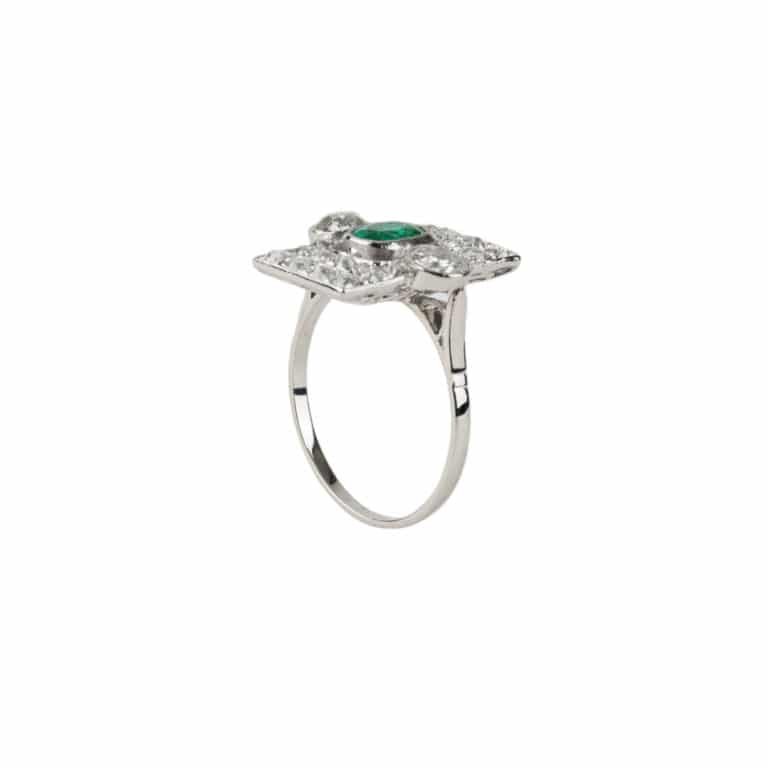 Vintage Jewelry - Vintage platinum ring, rectangular motif set with an emerald and 2 diamonds