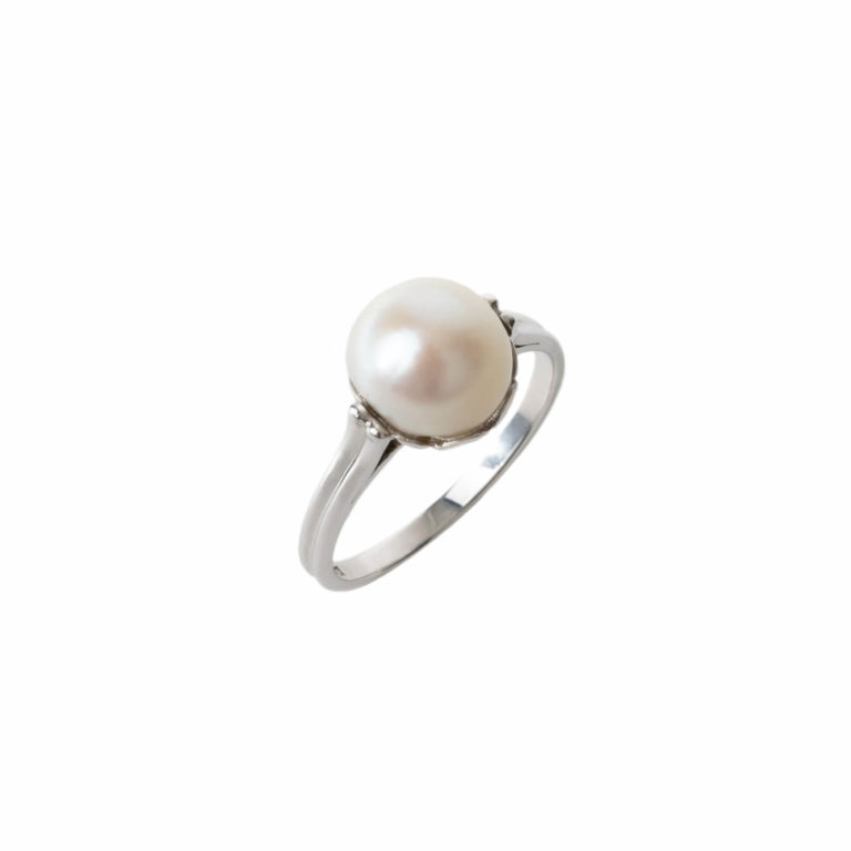 Vintage Jewelry - White gold ring with a fine pearl