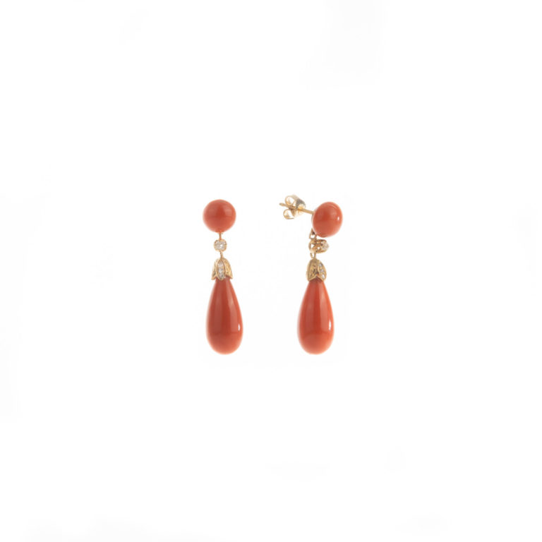 Vintage Jewelry - Vintage dangling earrings in 750 yellow gold, composed of button and drop shaped coral and set with 8 diamonds