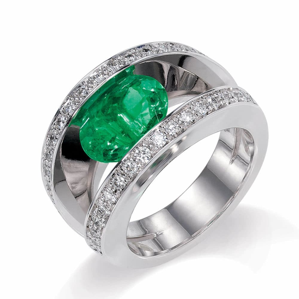 Bague en or gris sertie d’une émeraude et de diamants