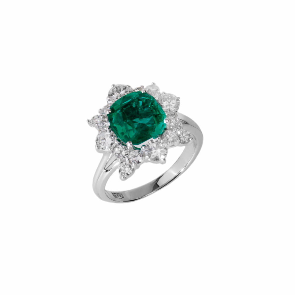Bague vintage en or blanc sertie de diamants et d’une émeraude