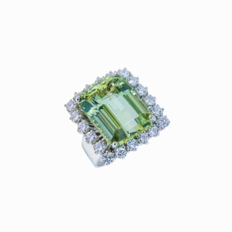 Vintage Jewelry - 750 white gold ring with pastel green beryl and 20 diamonds