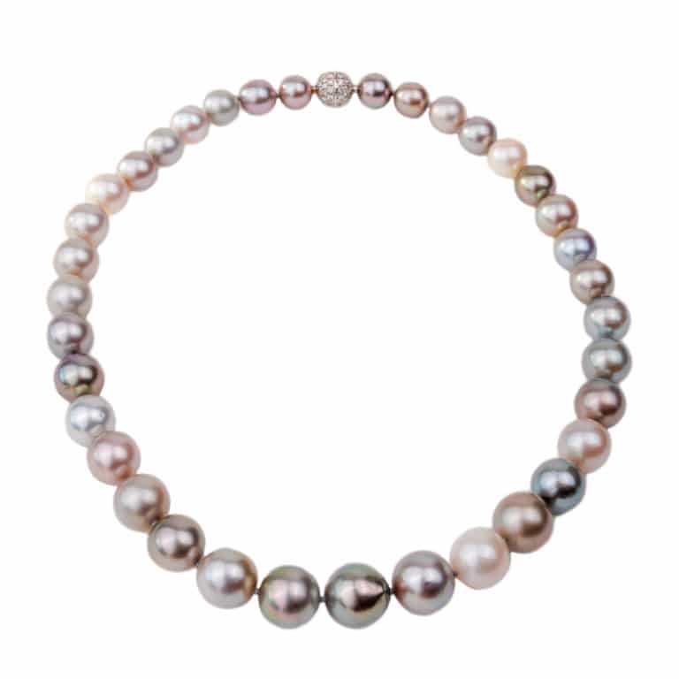 collier de perles de Tahiti composé de 36 perles en chute avec un fermoir en or blanc serti de diamants