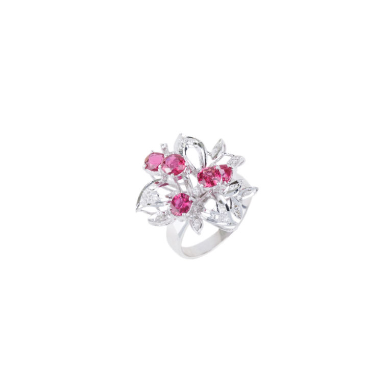 Vintage Jewelry - Vintage ring in white gold with floral motif set with 5 rubies and 18 diamonds