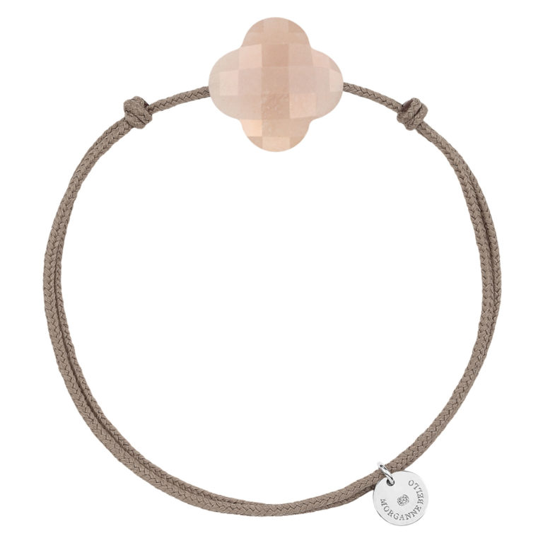 Morganne Bello - Friandise bracelet cordon taupe, trèfle pierre de lune pêche