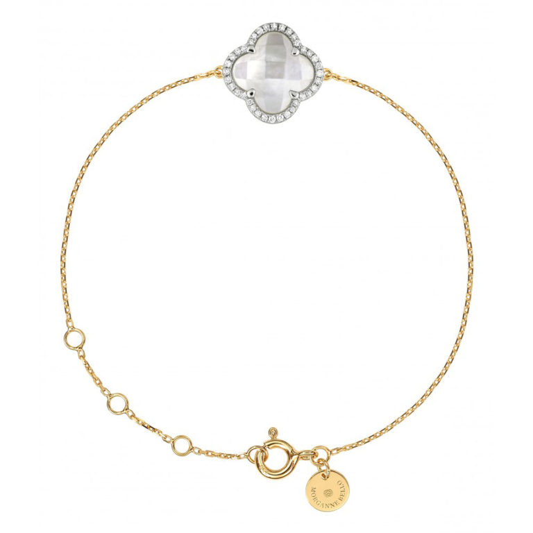 Morganne Bello - Victoria bracelet en or jaune chaine maille forçat plate, pendentif trèfle nacre blanche entouré de diamants